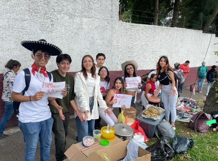Estudiantes del CBTIS 13 venden antojitos en la calle tras cancelación de su&nbsp;kermés