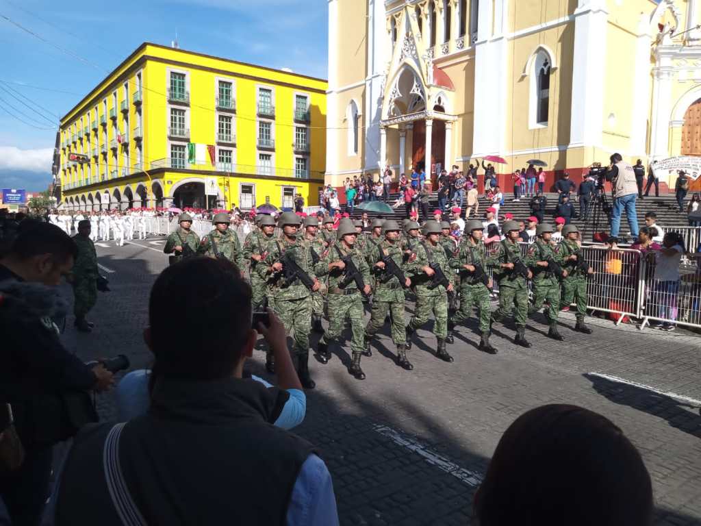 Más de 2 mil 500 elementos participaron en el desfile cívico-militar de&nbsp;Xalapa