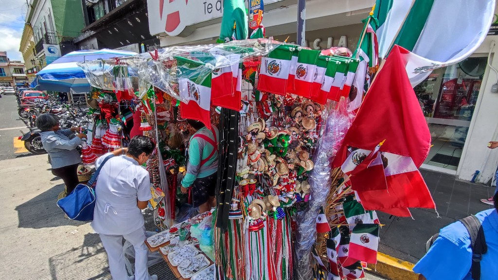 Vendedores piden consumir adornos patrios hechos en&nbsp;México