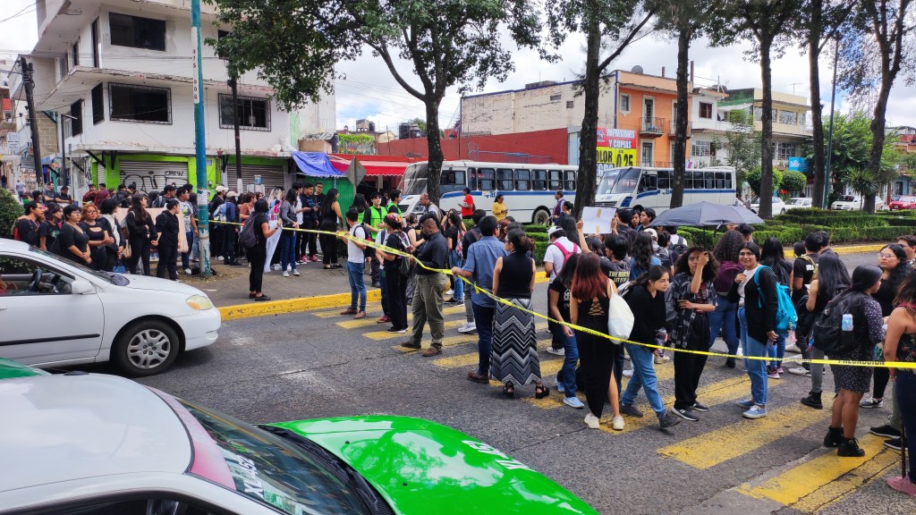 Con bloqueo, estudiantes de la UV exigen justicia para&nbsp;Kassandra