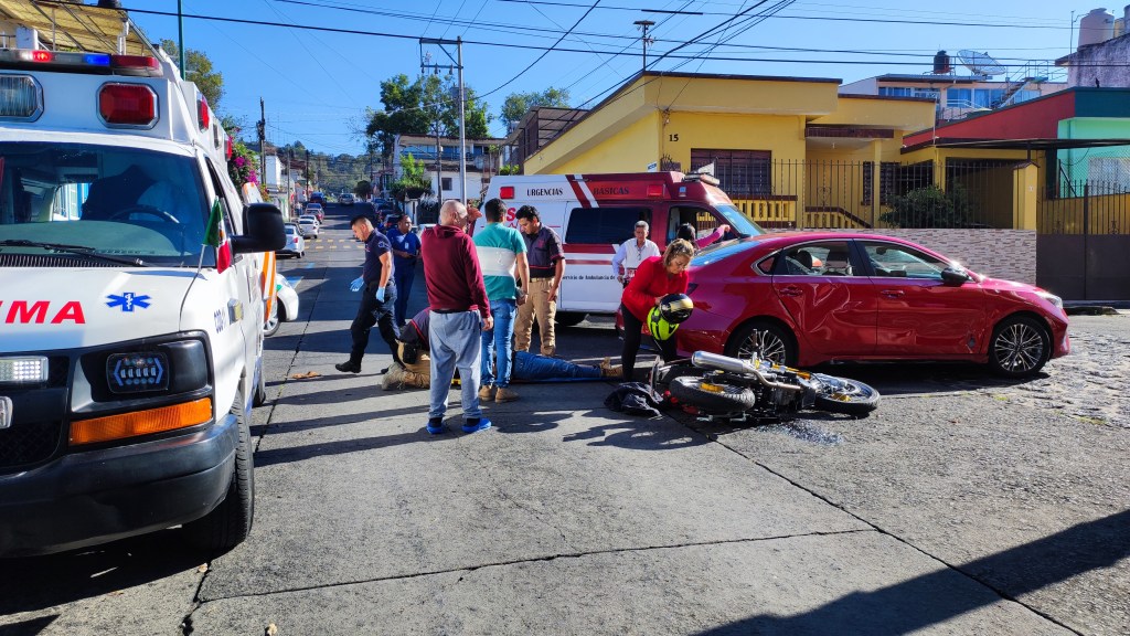 Choque entre moto y Kia deja dos lesionados, en la colonia Del&nbsp;Maestro