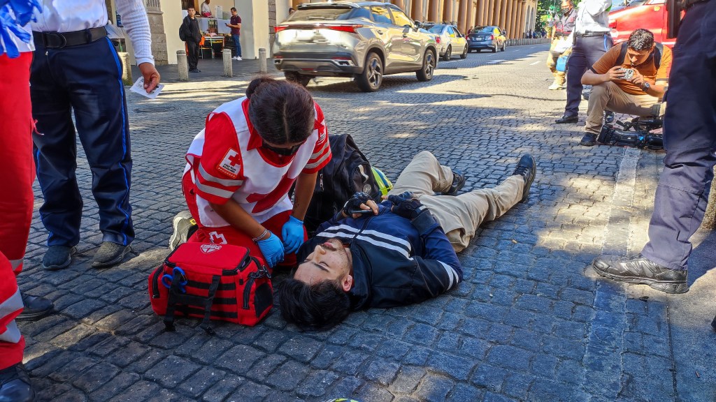 Taxi choca a motociclista en esquina de Lucio y&nbsp;Enriquez