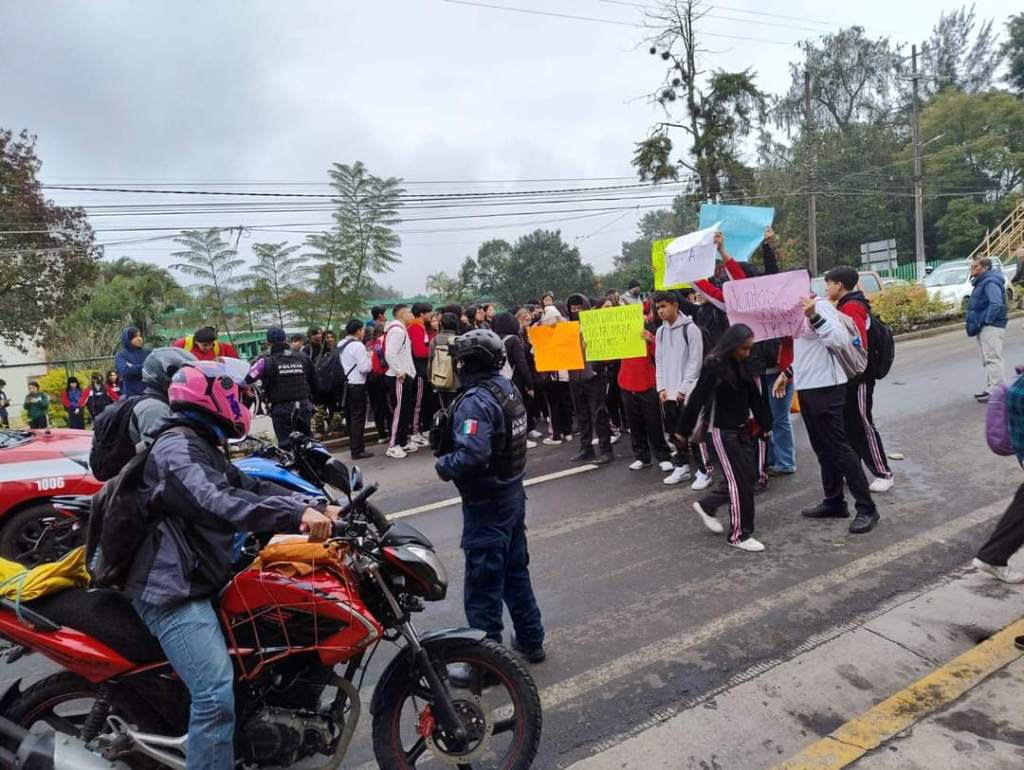 Bloquean carretera Xalapa-Coatepec para exigir destitución de directora de&nbsp;bachillerato