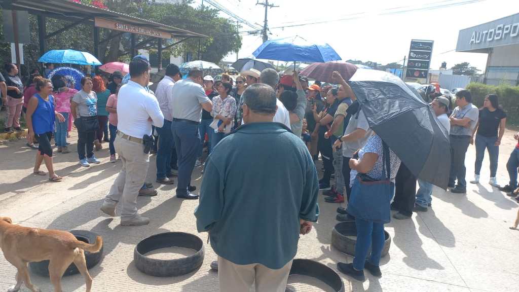Bloquean carretera Las Trancas-Coatepec por falta de&nbsp;agua