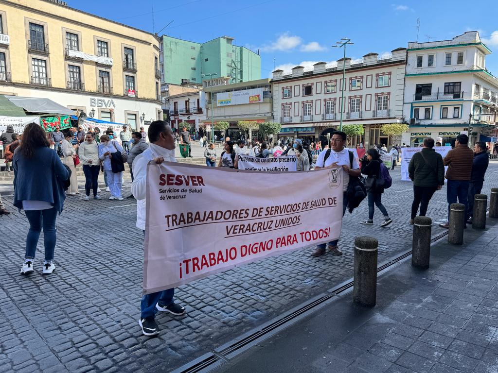 Con protesta, personal de SESVER demanda basificación por entrada del IMSS&nbsp;Bienestar