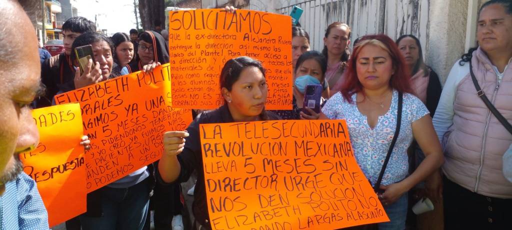 Padres protestan en telesecundaria de Xalapa por falta de&nbsp;director
