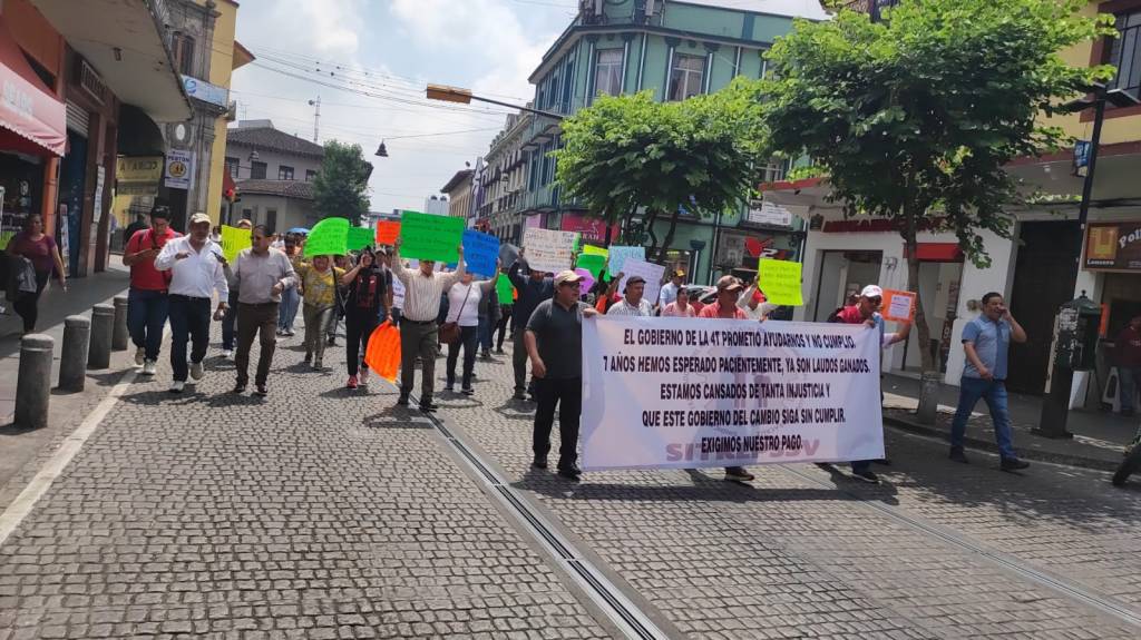 Extrabajadores del Seguro Popular marchan en Xalapa para exigir pago de&nbsp;laudos