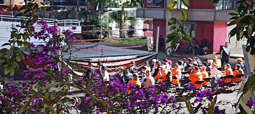 Ni los luchadores lo salvaron; Román Moreno se queda con las sillas vacías en evento del&nbsp;Fovissste